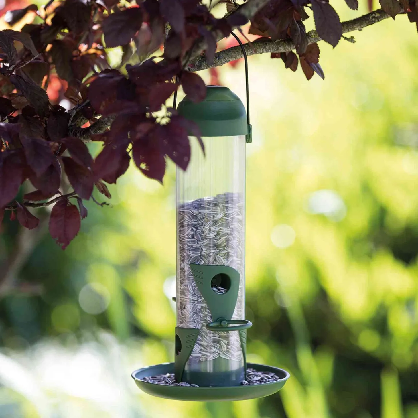 Outdoor column-shaped feeder
